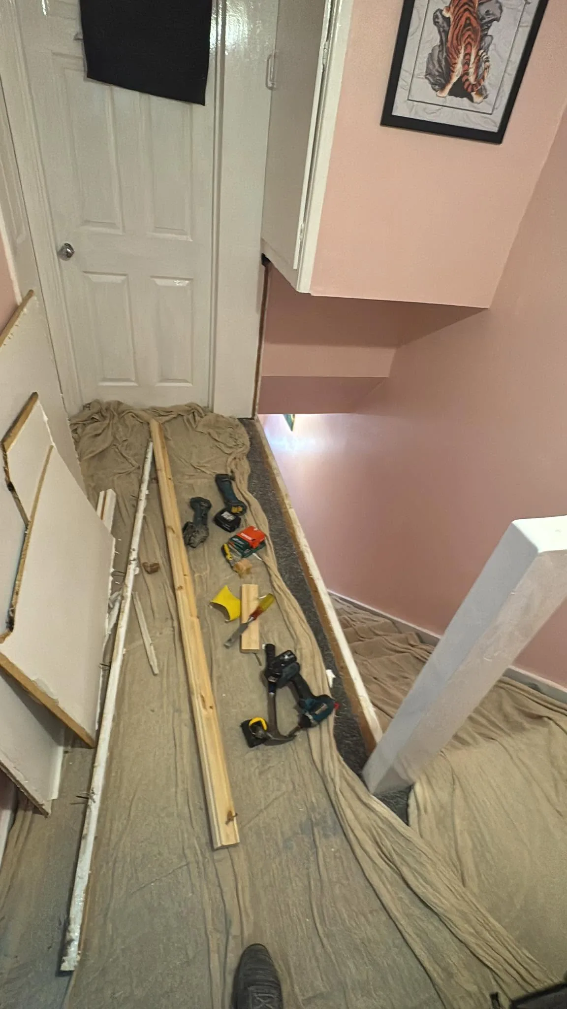 Landing before balustrade